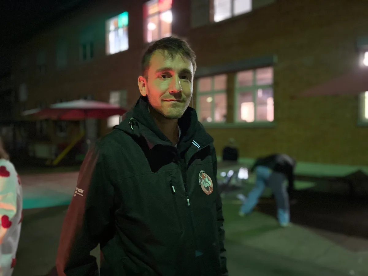 Für Nicolas Eugster soll die beratende Funktion eines Jugendarbeiters im Vordergrund stehen. Nicolas Eugster steht mit Jacke vor dem Jugi.